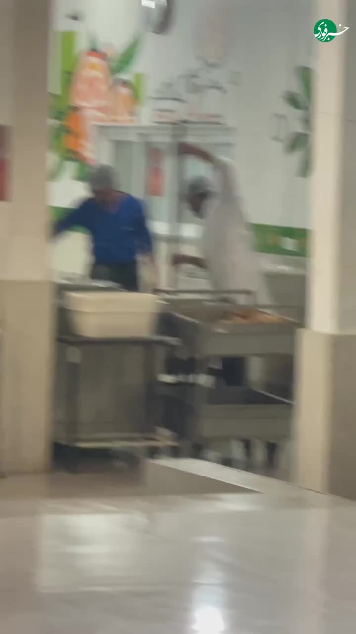   ویدیویی جنجالی از سلف دانشگاه در مشهد؛ کشیدن غذا با بیل!