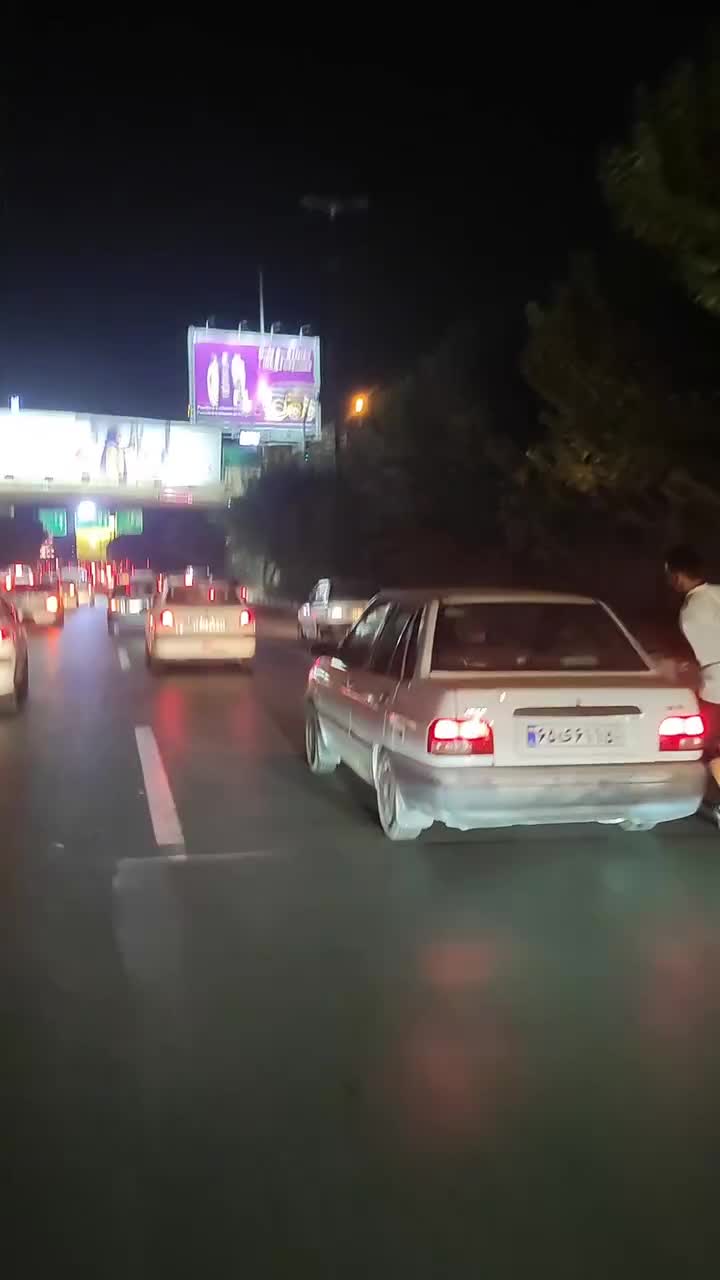   حرکات خطرناک یک جوان اسکیت سوار در تهرانپارس تهران