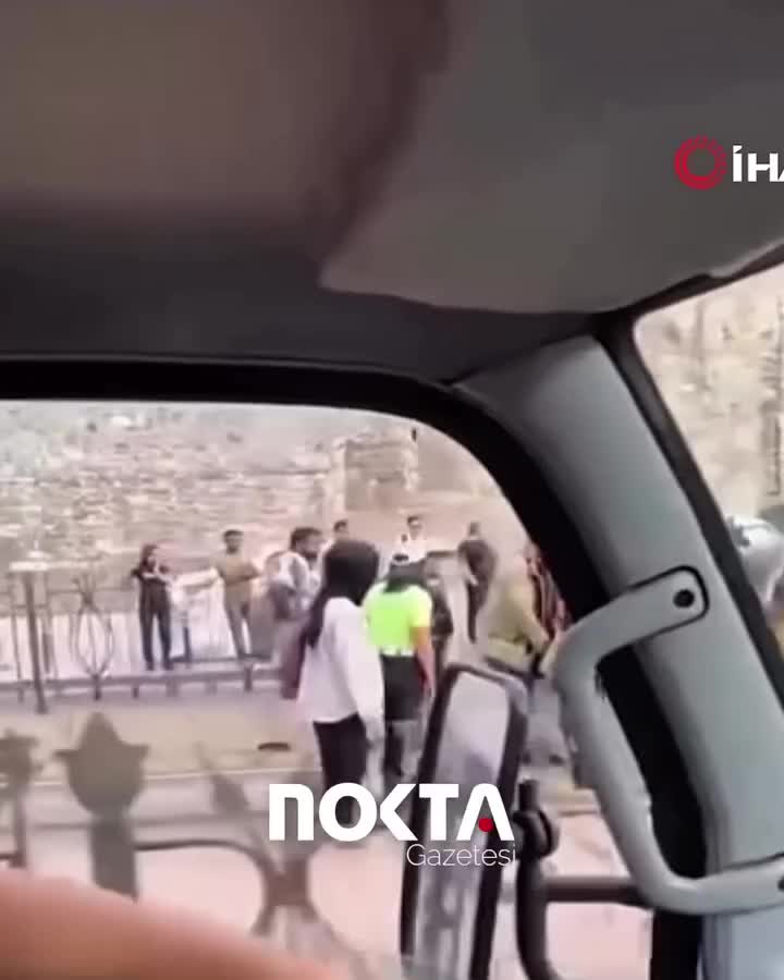   حواس‌پرتی خونین؛ لحظه هولناک زیر گرفتن پسر جوان توسط تراموا