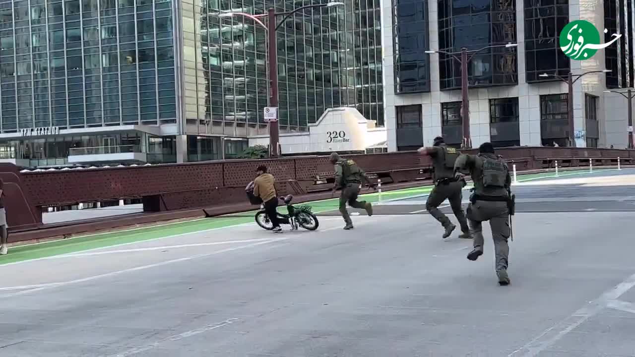   فرار با دوچرخه از دست مأموران مهاجرت در آمریکا