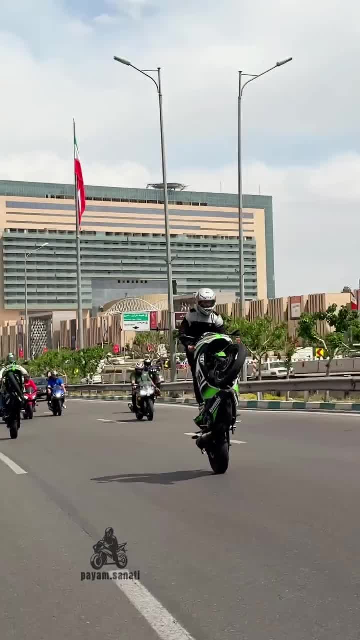   حرکات نمایشی و خطرناک موتورسواران در اتوبان‌های تهران