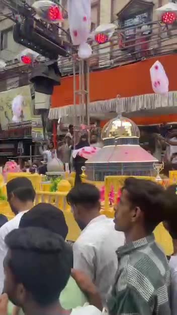   تاج گل بر گردن عکس رهبر انقلاب و اعدام نتانیاهو و ترامپ در هند