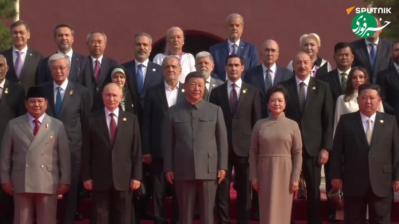   عکس یادگاری سران شرکت‌کننده در مراسم رژه ارتش چین؛ پزشکیان در ردیف دوم