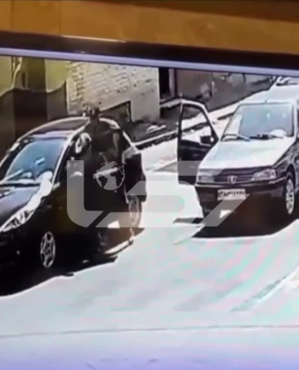   فیلم لحظه سرقت وحشیانه گردنبند زن جوان در بلوار فردوس تهران