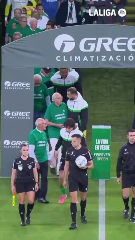   ورود متفاوت بازیکنان رئال بتیس به زمین به همراه پدر بزرگ‌ها