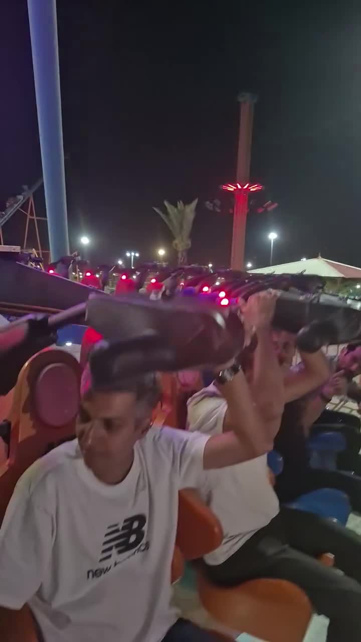   انرژی بالای عادل فردوسی‌پور پیش از استفاده از وسیله بازی در شهربازی!