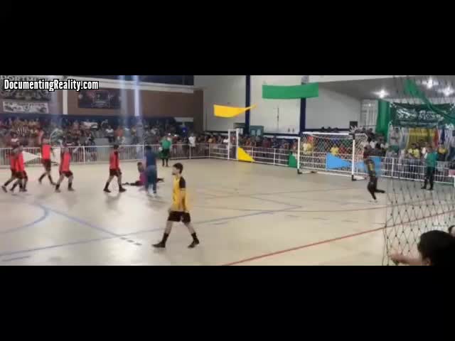   لحظه مرگ دروازه‌بان برزیلی پس از مهار پنالتی