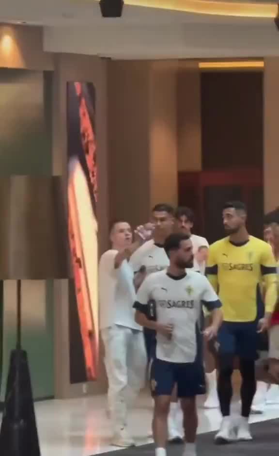   برخورد خشن رونالدو با یک هوادار در ارمنستان!