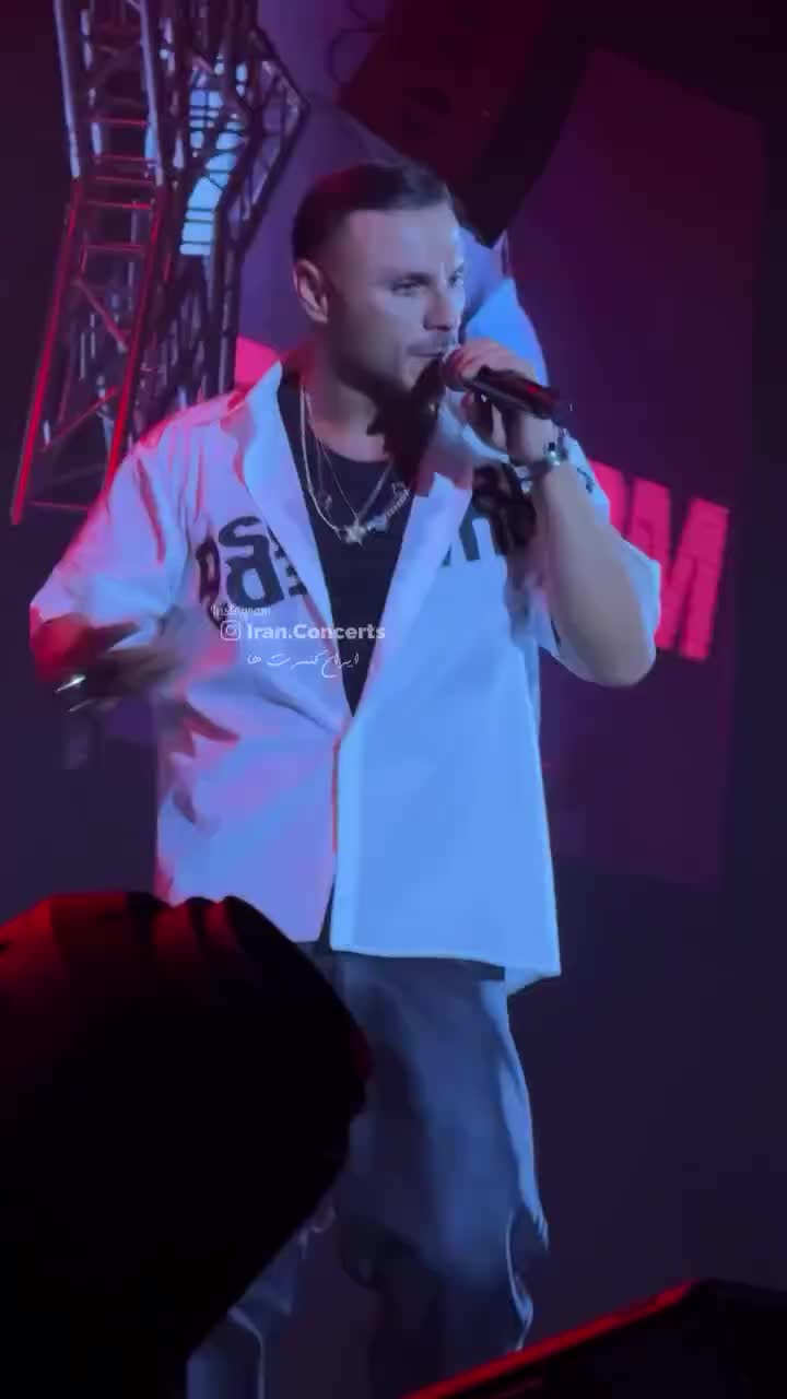   استقبال خواننده پاپ از علی منصوریان در کنسرت