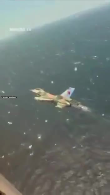    ویدیو پرواز جنگنده‌های F-۱۶A نیروی هوایی ونزوئلا بر فراز ناوشکن آمریکایی