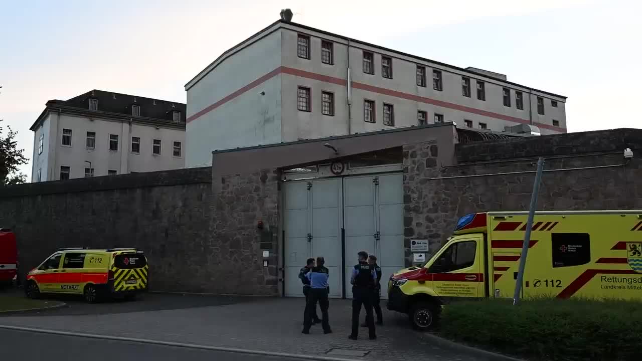   گیر افتادن یک زندانی روی حصار سیم خاردار وسط عملیات فرار از زندان!