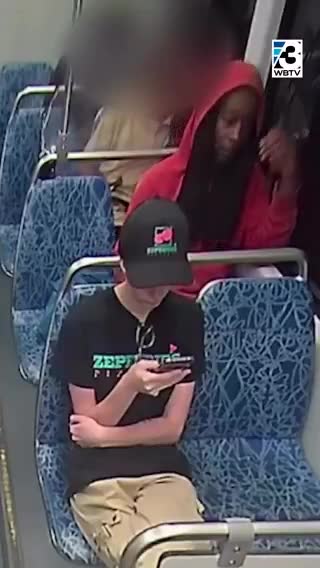   لحظه قتل دختر جوان داخل مترو با ضربات چاقو مقابل چشم مردم!