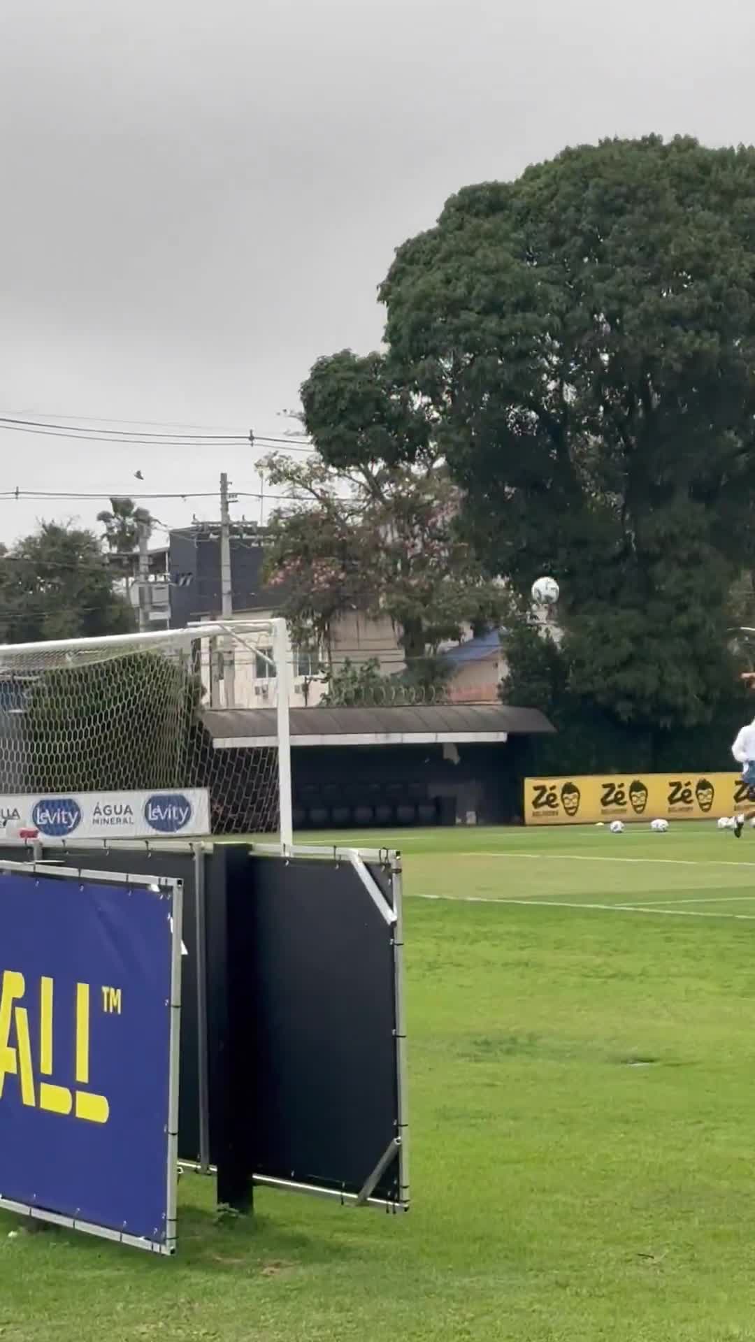   ضربه زیبا و عجیب نیمار در تمرینات سانتوس