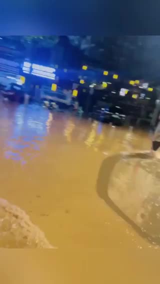    باران شدید در استان سی‌چوان چین سیل به راه انداخت