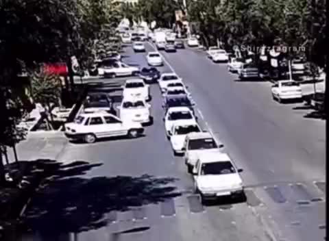   عاقبت تلخ دو راننده بعد از زرنگ‌بازی وسط خیابان؛ شاخ‌به‌شاخ شدن پراید و پژو ۲۰۷