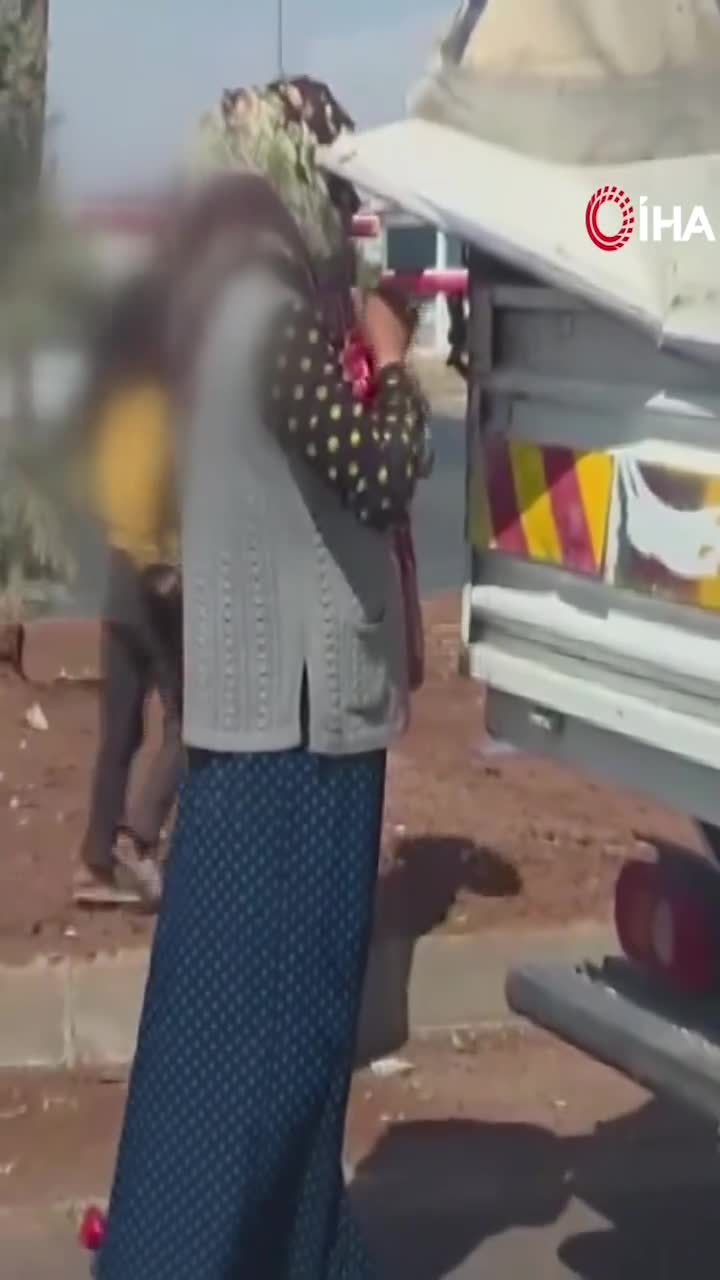   سرقت یک زن با دو فرزندش از کامیون پشت چراغ قرمز مقابل دوربین!