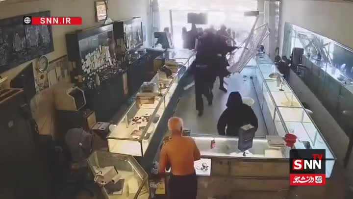   حمله دسته‌جمعی با چکش به طلافروشی در کالیفرنیا ؛ صاحب مغازه ۸۸ ساله سکته کرد!