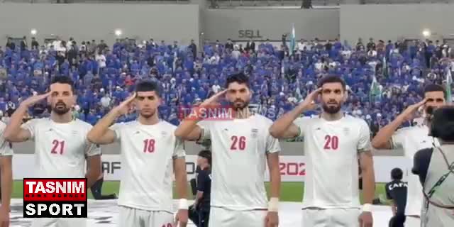   سلام نظامی بازیکنان تیم ملی فوتبال ایران پیش از شروع بازی با ازبکستان