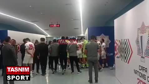   ناراحتی کادرفنی و بازیکنان تیم ملی هنگام بازگشت به زمین برای دریافت مدال نقره کافا