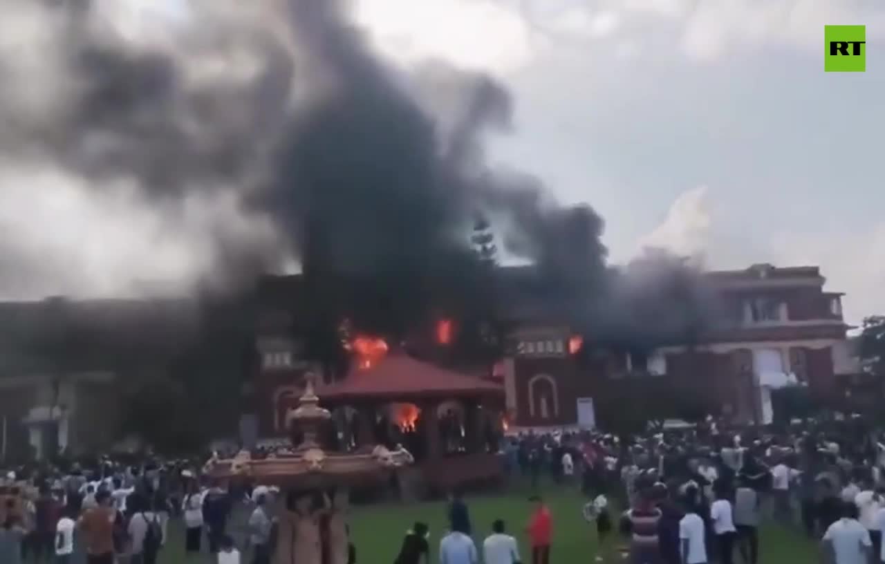   همسر نخست‌وزیر پیشین نپال در جریان اعتراضات زنده‌سوزی شد