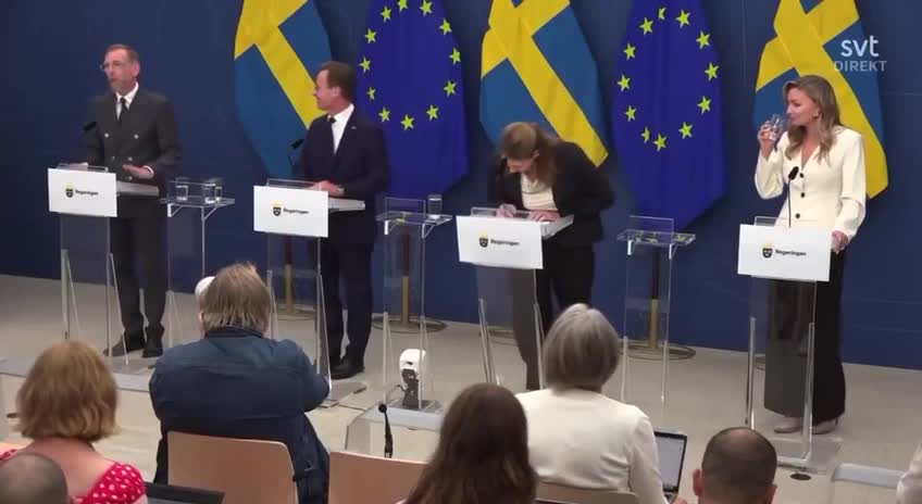 از حال رفتن وزیر بهداشت سوئد در کنفرانس مطبوعاتی