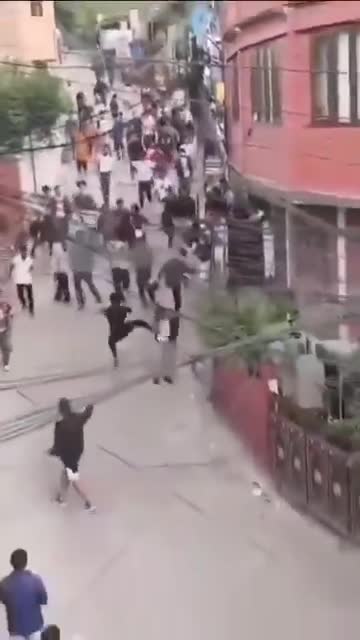   درگیری و کتک زدن وزیر دارایی نپال توسط معترضان وسط خیابان