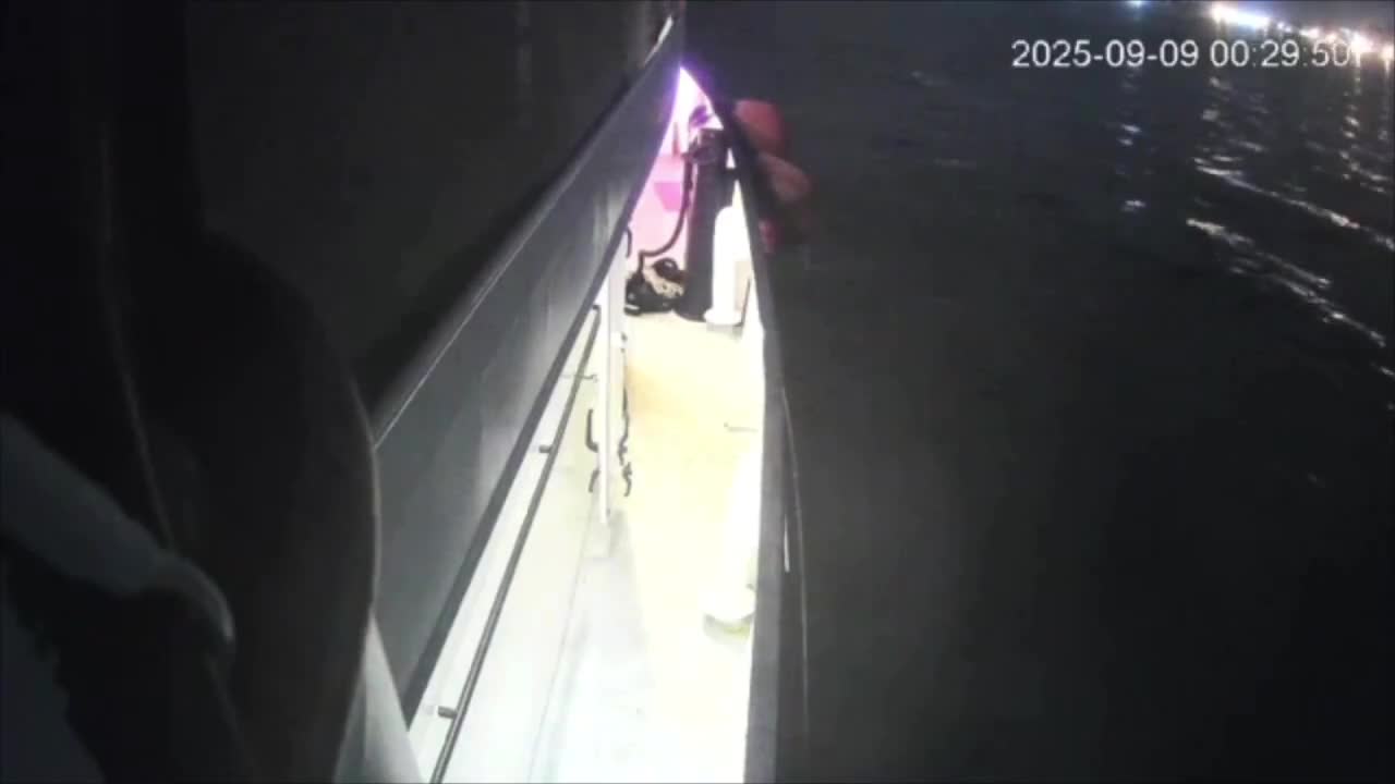   تصاویر دوربین مداربسته کشتی اصلی کاروان آزادی صمود از لحظه اصابت پهپاد اسرائیلی