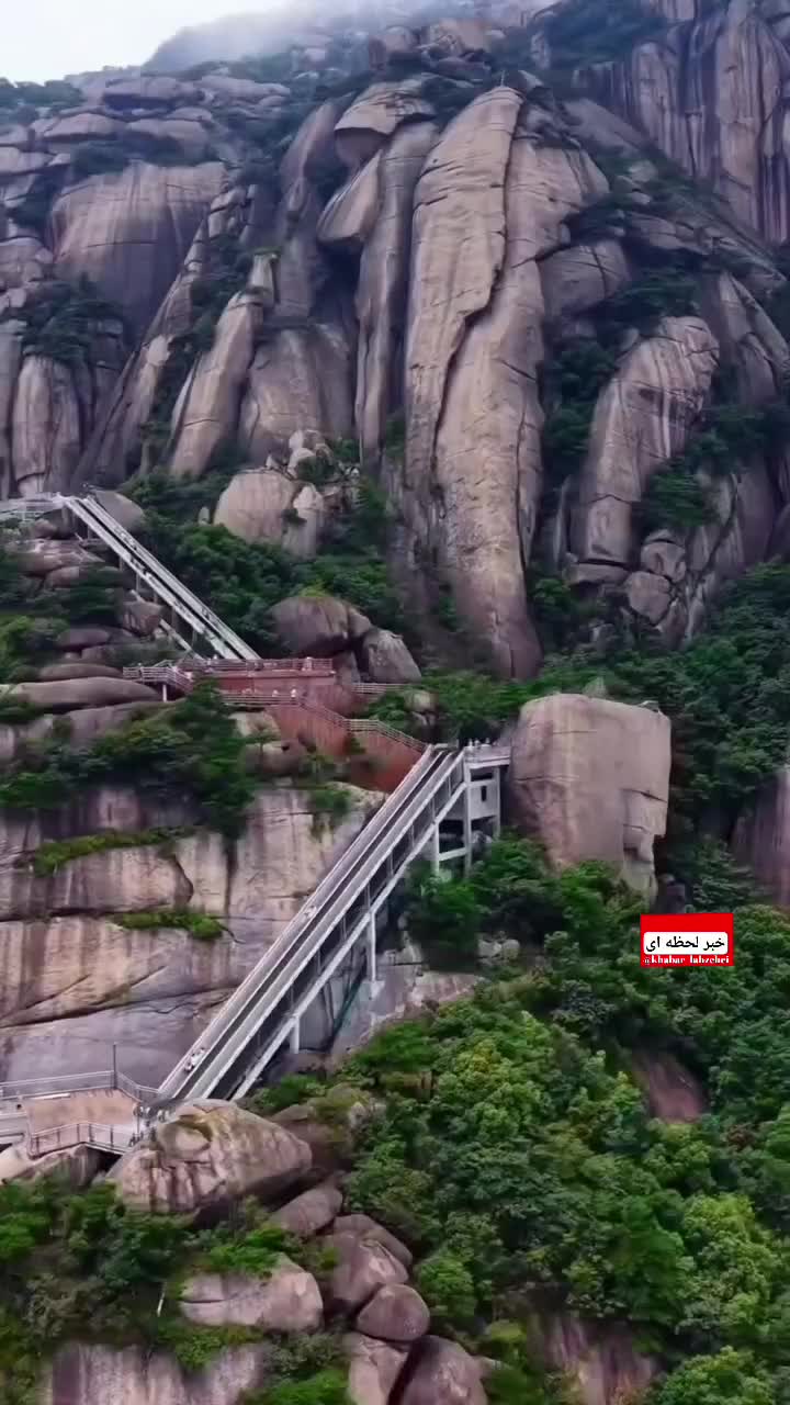   کوه نوردی با پله برقی؛ یک جاذبه گردشگری در کوه لینگ‌شان در استان جیانگشی چین