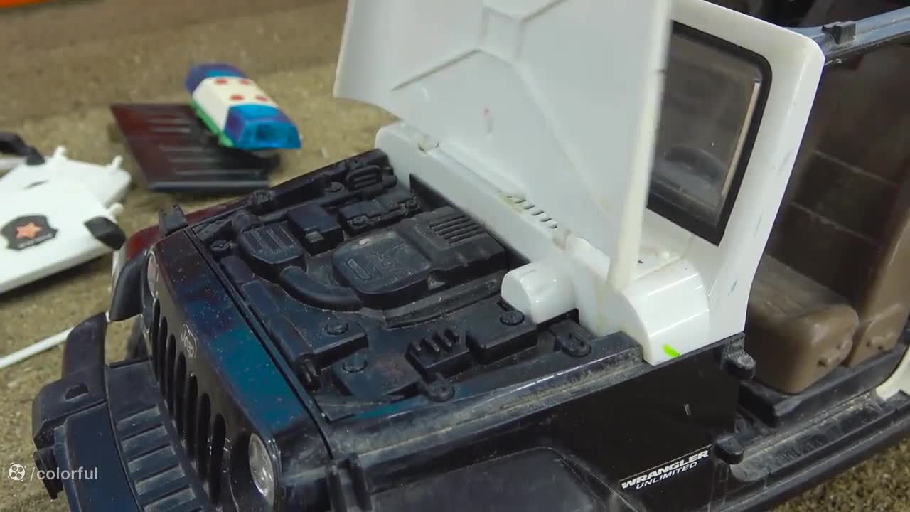 ماشین‌های رنگی و هیجان‌انگیز: دنیای کارتونی کودکانه!