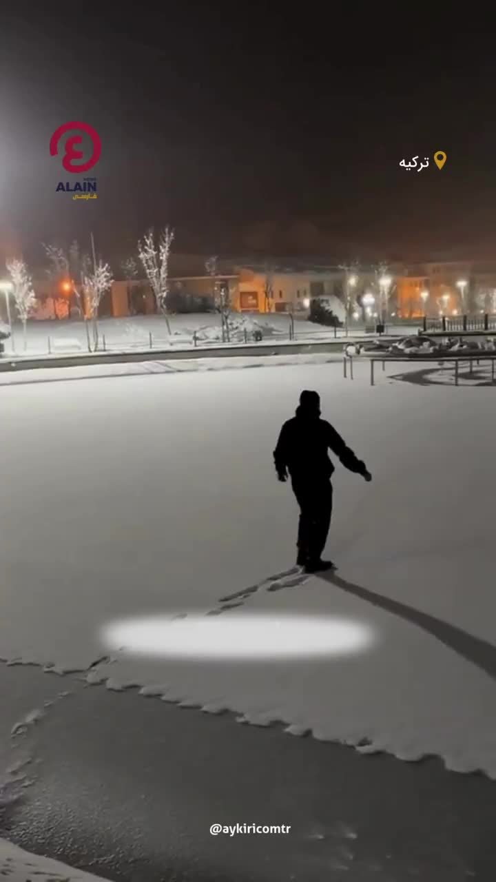   سقوط ناگهانی به داخل آب‌های یخ‌زده وسط اجرای رقص روی یخ!