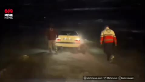    امدادرسانی به مسافران و خودروهای گرفتار در کولاک در آذربایجان غربی