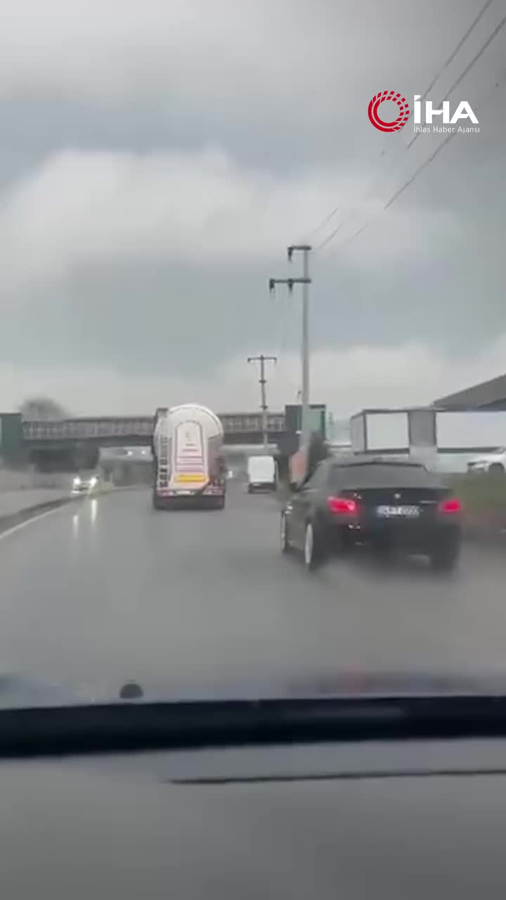   نتیجه فاجعه‌بار حرکات نمایشی راننده BMW وسط جاده؛ خودرو مقابل چشم مردم چپ کرد!