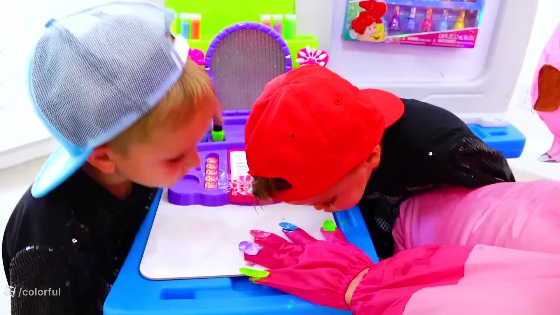 خنده‌های ولاد و نیکی: ماجراهای خلاقانه با اسباب‌بازی‌های آرایشی!