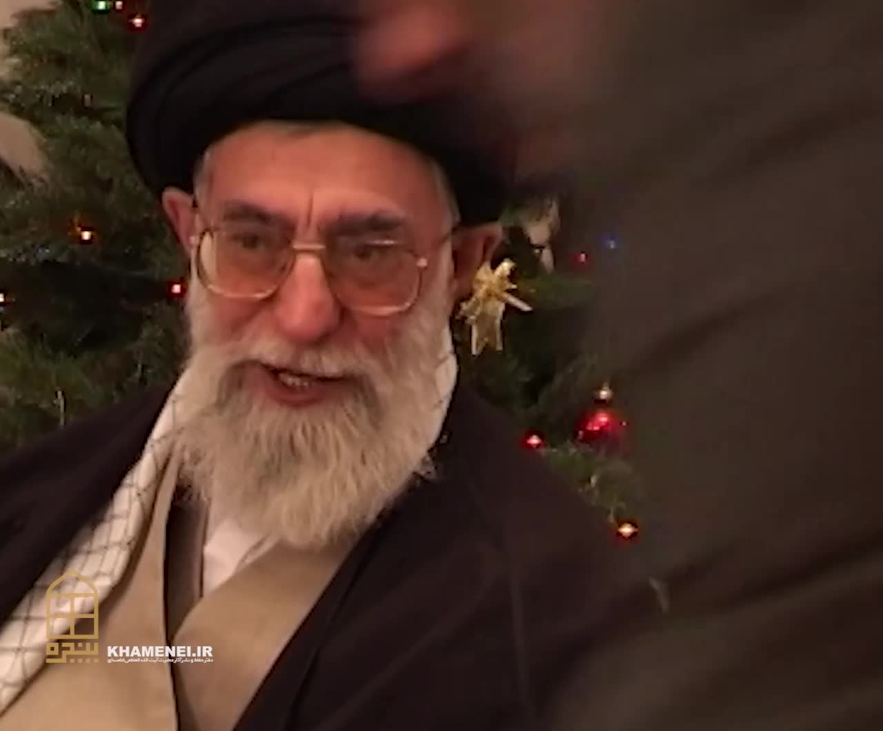   گفتگوی جالب رهبر انقلاب با خانواده یکی از شهدای مسیحی