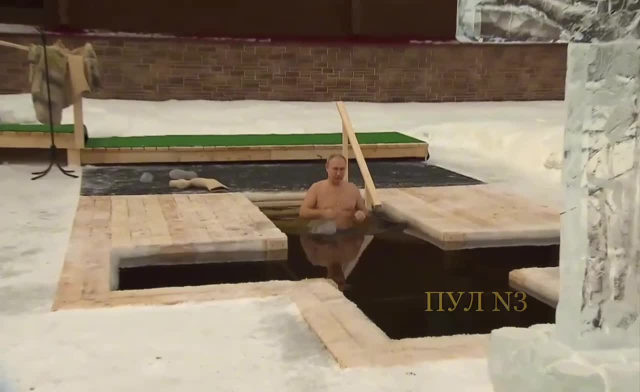   آب‌تنی پوتین در گودال یخی!