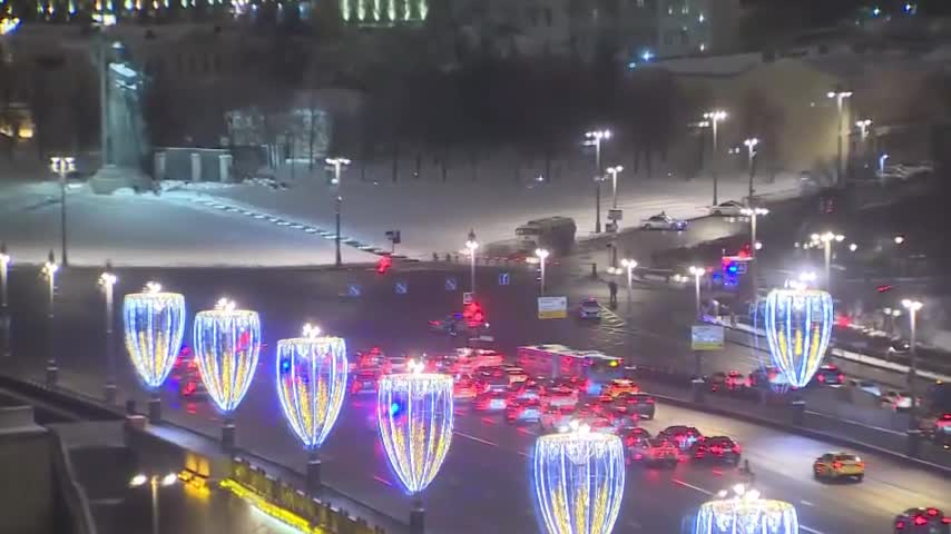   اسکورت پرتعداد خودرو ویتکاف در مسکو حین انتقال به کرملین برای دیدار با پوتین