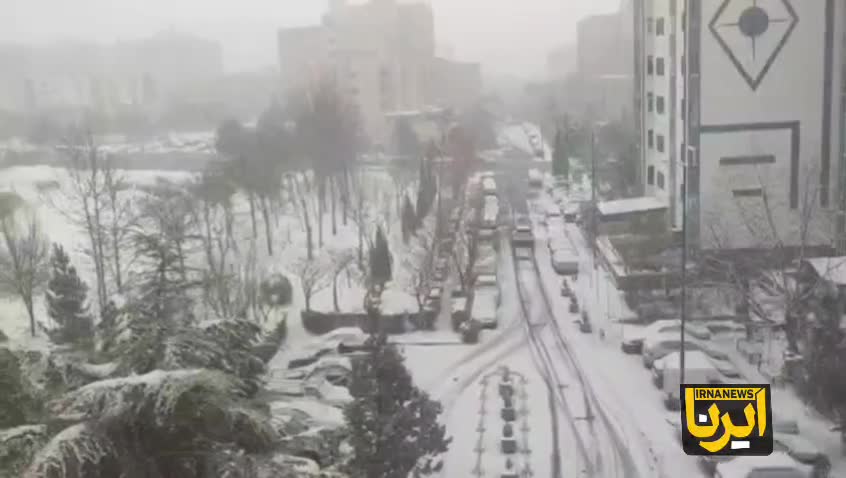   بارش برف معابر تهران را لغزنده کرد؛ شهروندان از تردد غیرضرور خودداری کنند