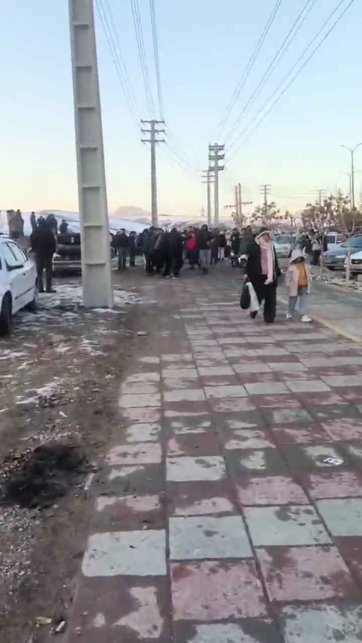   شادی مردم از بارش برف