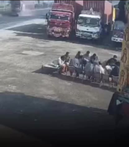   فرار از چنگال مرگ؛ یوروش یک کامیون به سمت مشتریان رستوران خیابانی