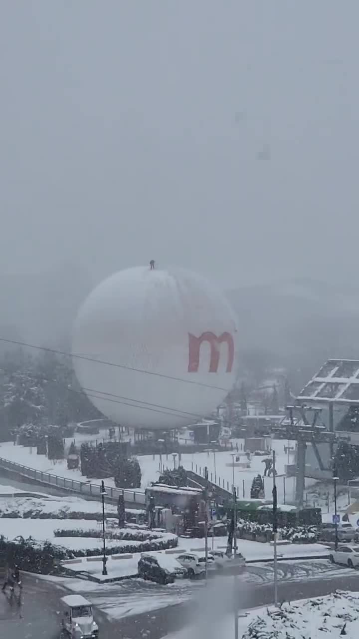   تصاویر جالب از برف‌روبی از بالن غول‌پیکر در هوای برفی!