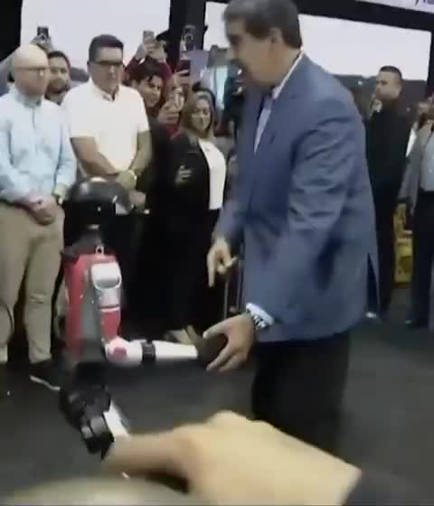   ویدئوی کمتر دیده شده از رقص مادورو و گرفتن دست شریک رقص