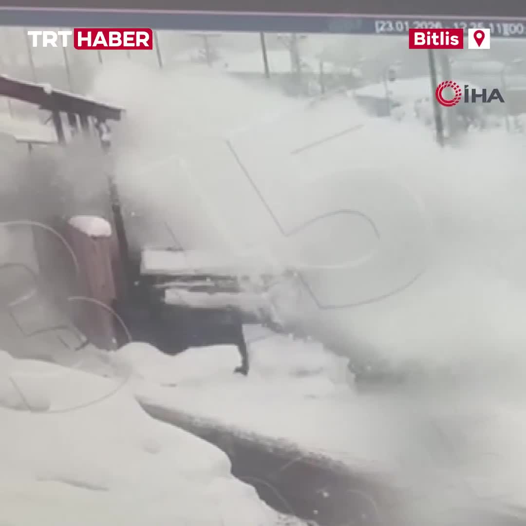   برخورد اتوبوس به یک ایست بازرسی پلیس در بتلیس