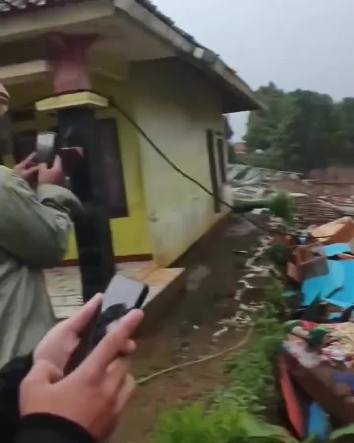   رانش زمین در پی بارش باران شدید در اندونزی