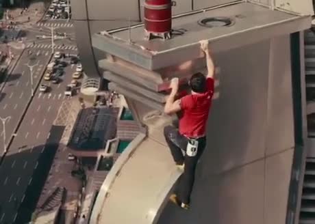   بالا رفتن از آسمان‌خراش ۵۰۸ متری بدون طناب ایمنی!