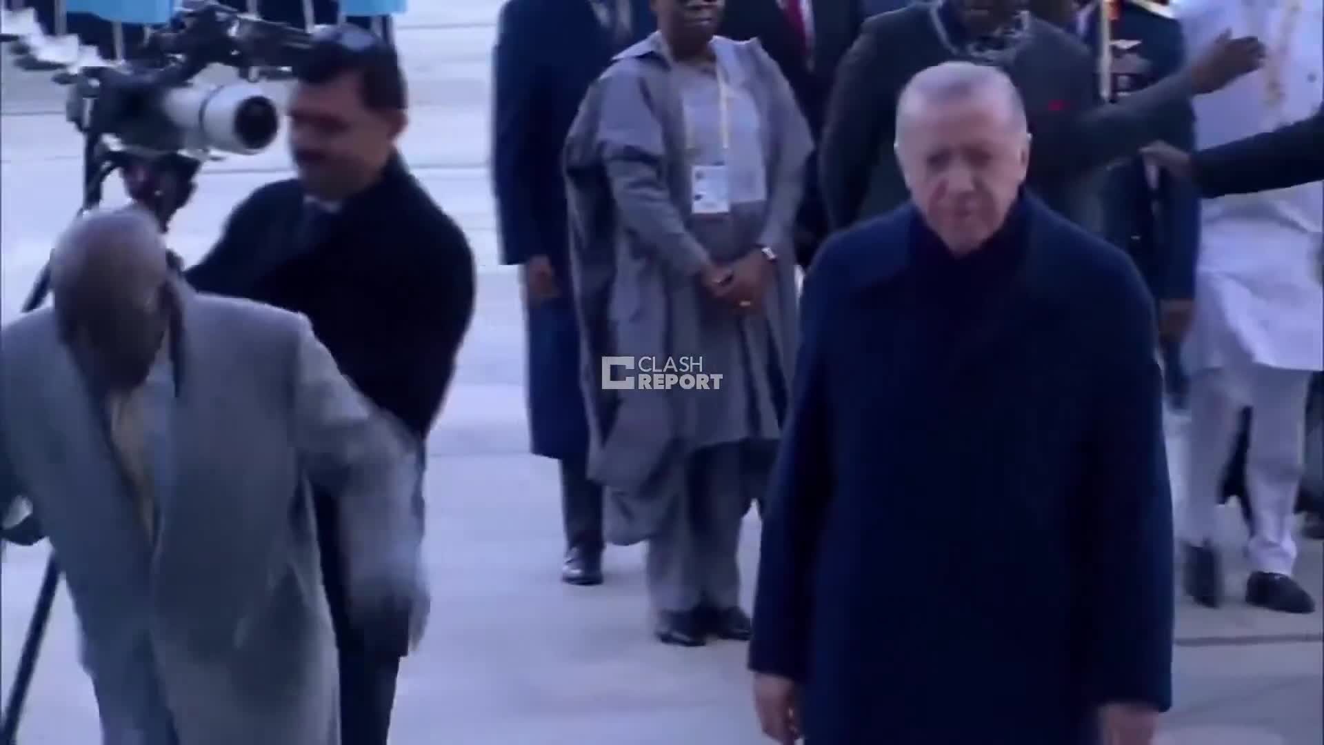   لحظه زمین خوردن رئیس‌جمهور نیجریه در دیدار با اردوغان