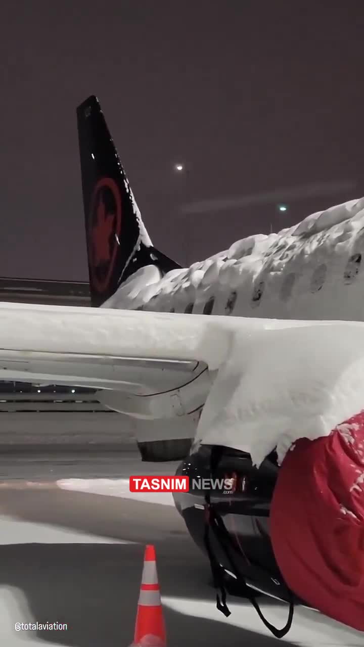   یخ زدن یک هواپیما در فرودگاه تورنتو کانادا