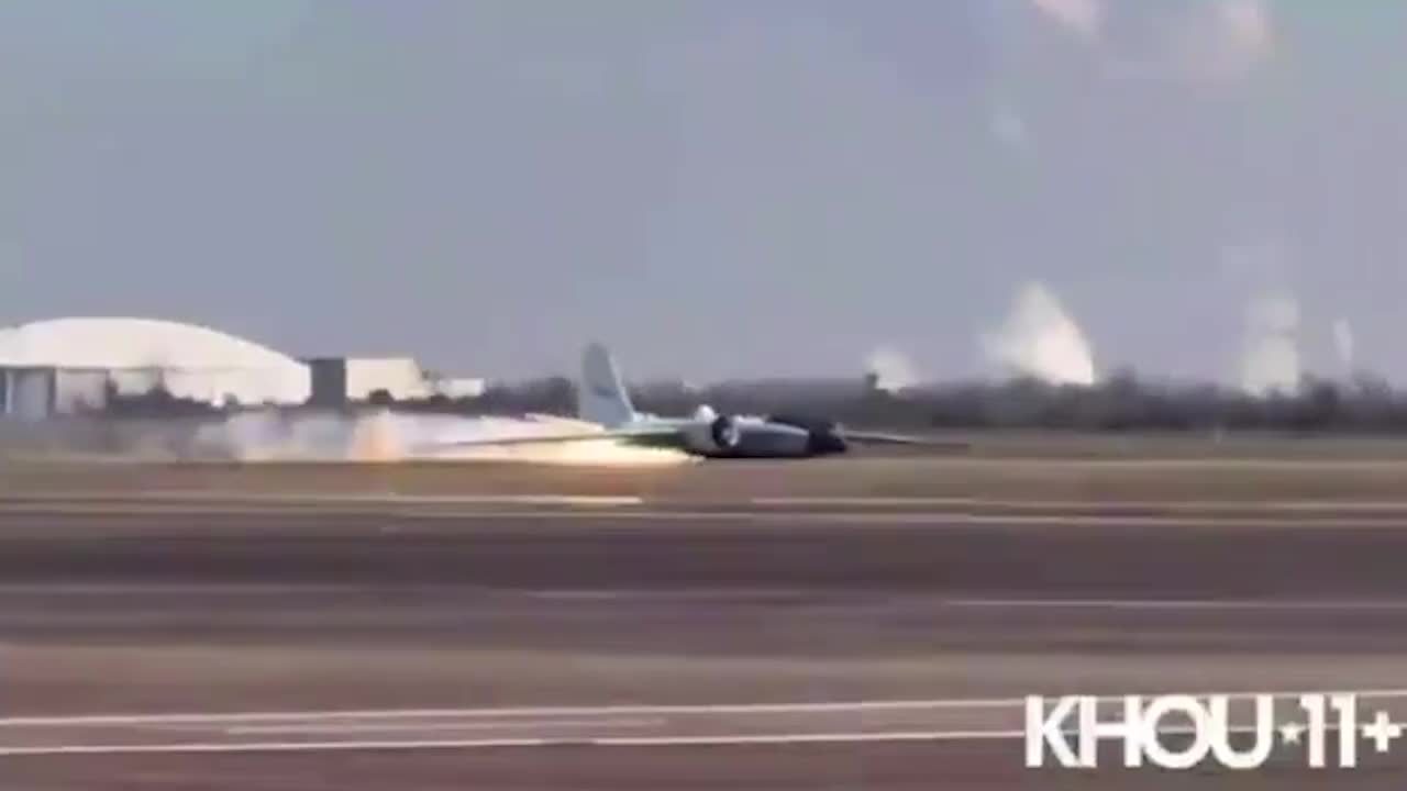  هواپیمای ناسا هنگام فرود اضطراری در شهر هوستون، با شکم خود روی باند فرودگاه نشست