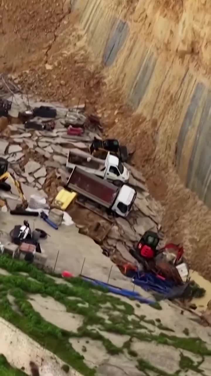   تخلیه ساکنین در سیسیل ایتالیا بعد از رانش ترسناک صخره ۴ کیلومتری