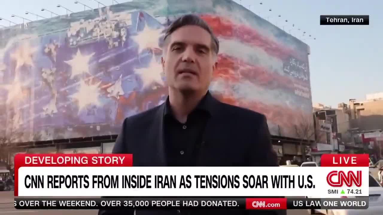   گزارش زنده خبرنگار CNN از میدان انقلاب تهران با دیوارنگار حمله ایران به ناوهای آمریکایی