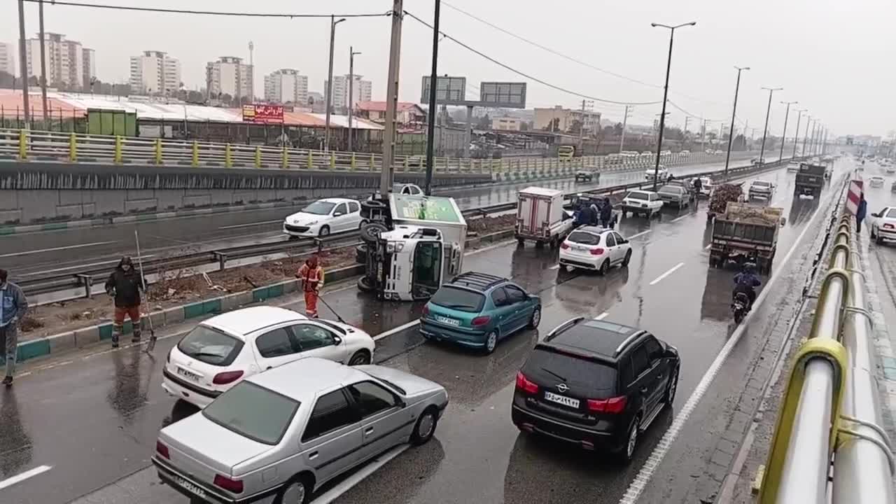   واژگونی خودروی باری در بزرگراه متوسلیان شرقی